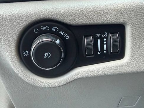 Used 2022 Chrysler Pacifica Touring-L FWD image 28