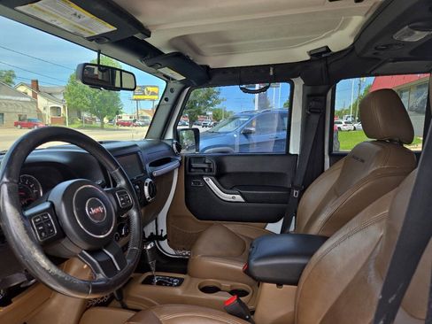 Used 2015 Jeep Wrangler Unlimited Rubicon w/ Connectivity Group AWD/4WD image 9