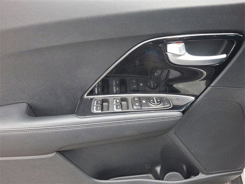 Certified 2022 Kia Niro LXS image 12