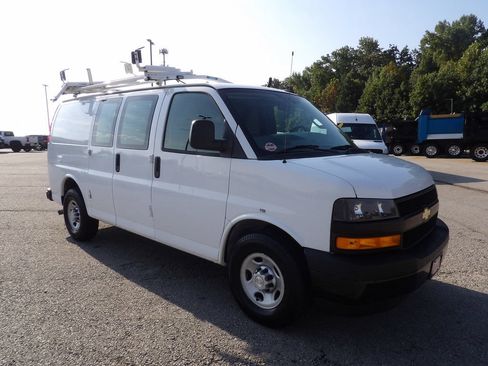 Used 2018 Chevrolet Express 2500 w/ Driver Convenience Package RWD image 10