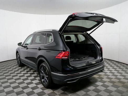 Used 2024 Volkswagen Tiguan SE w/ Panoramic Sunroof Package image 40