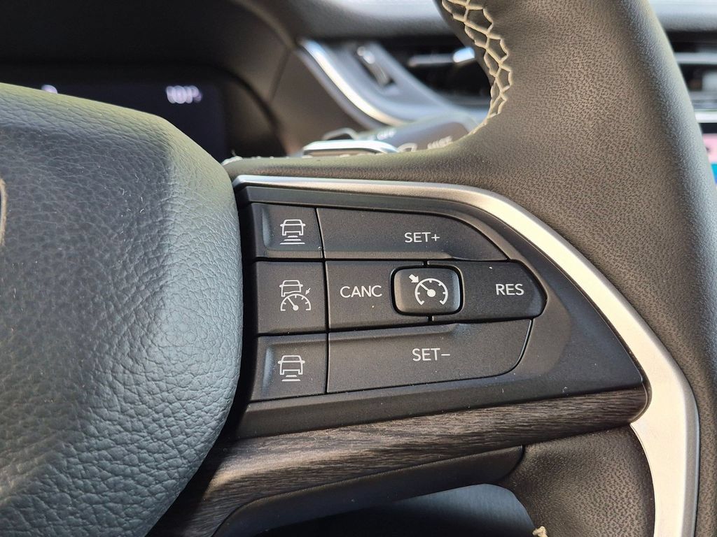 Used 2024 Jeep Grand Cherokee L Limited AWD/4WD image 13