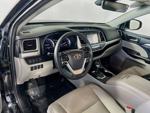Used 2019 Toyota Highlander XLE FWD image 11