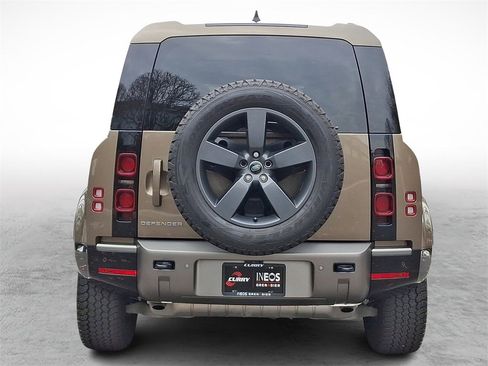 Used 2024 Land Rover Defender 110 X-Dynamic SE image 5