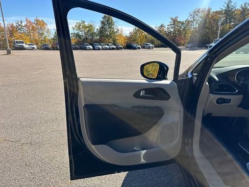 Used 2023 Chrysler Pacifica Limited image 27