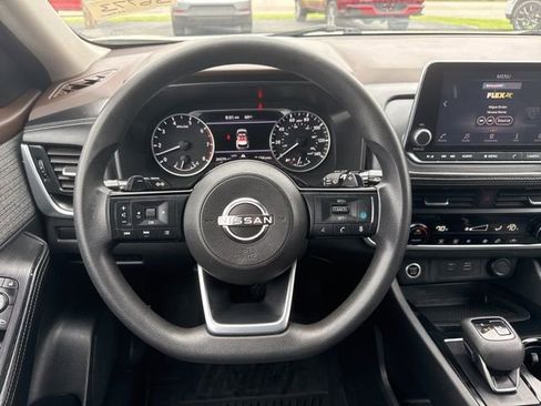 Used 2023 Nissan Rogue SV image 3