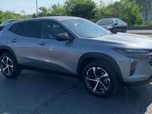 Certified 2025 Chevrolet Trax RS FWD image 2