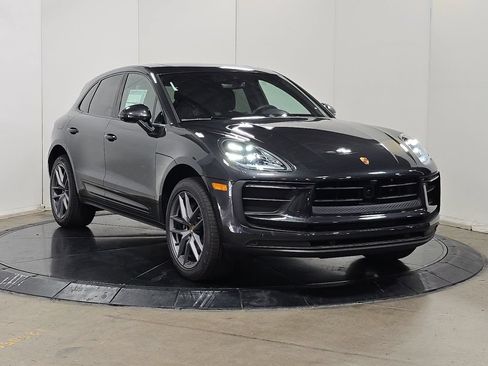 Certified 2025 Porsche Macan AWD/4WD image 3