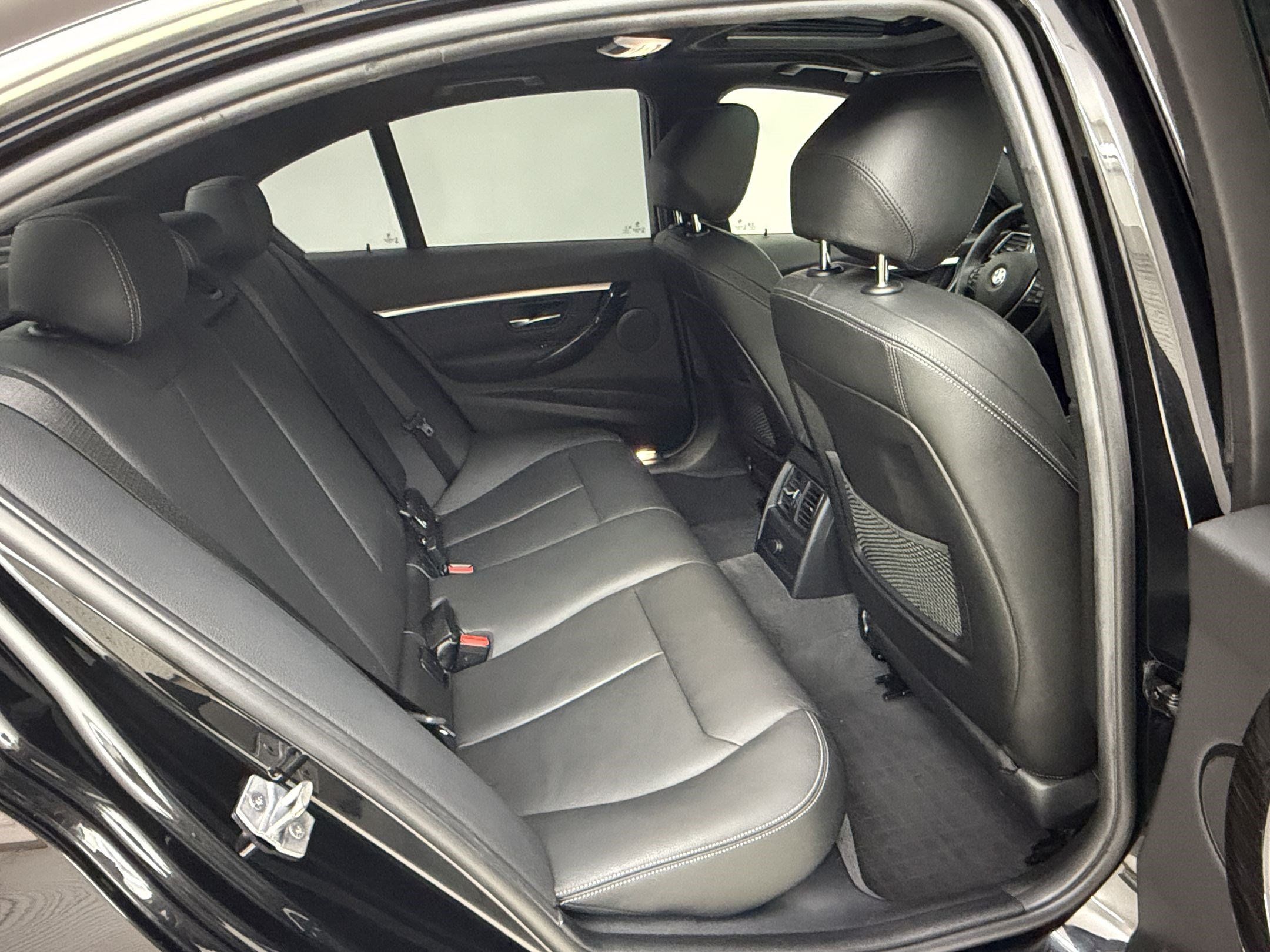 Used 2018 BMW 330i Sedan w/ Convenience Package RWD image 30
