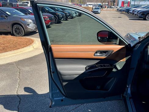 New 2026 Nissan Pathfinder Platinum image 11