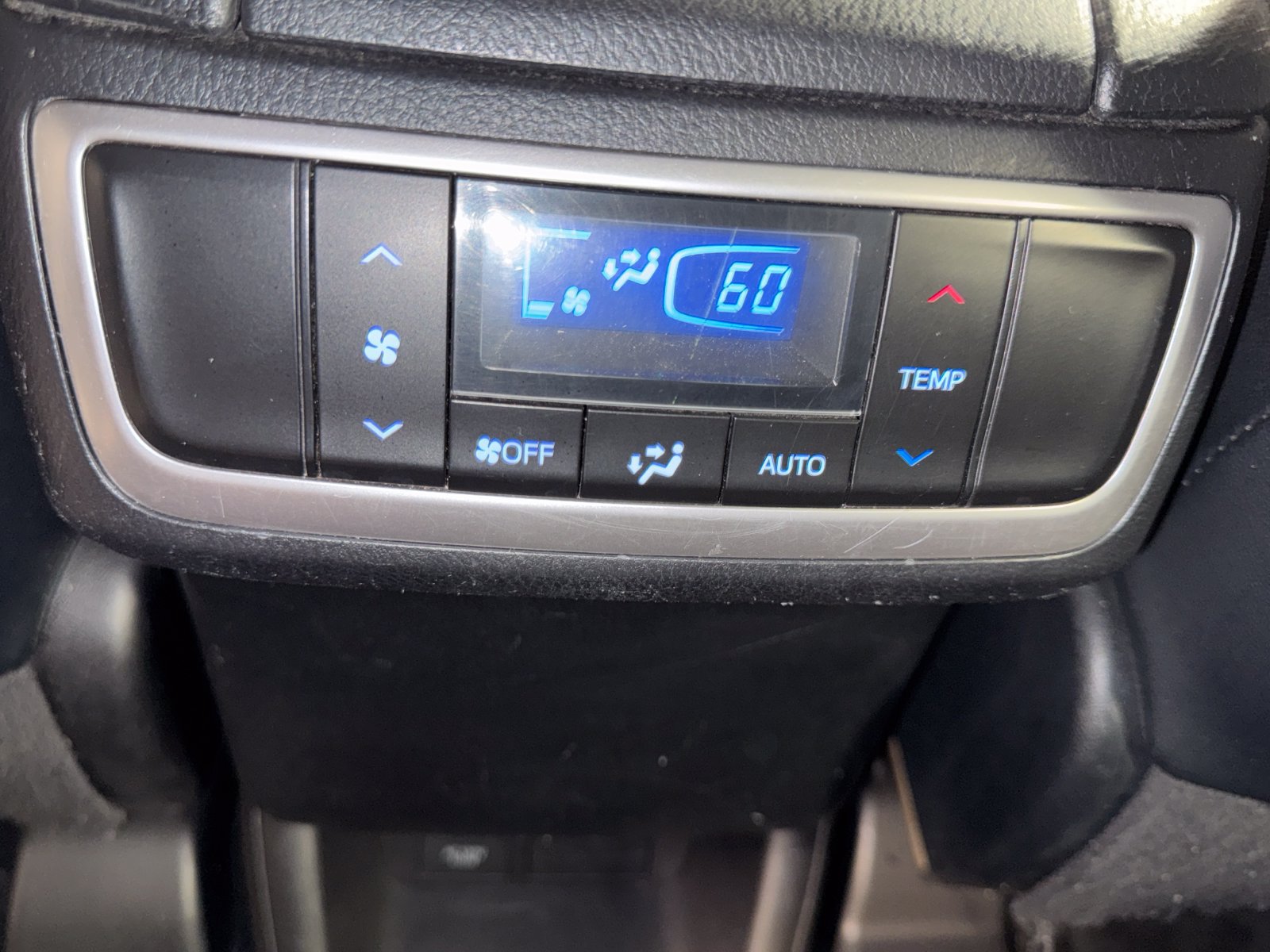 Used 2019 Toyota Highlander XLE w/ Carpet Mat Package (TMS) AWD/4WD image 26