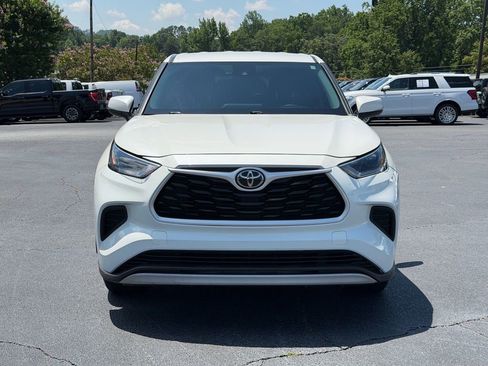 Used 2021 Toyota Highlander L FWD image 9