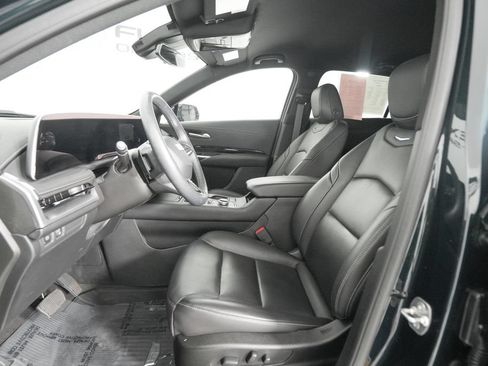 Used 2024 Cadillac XT4 Luxury w/ Cold Weather Package FWD image 9