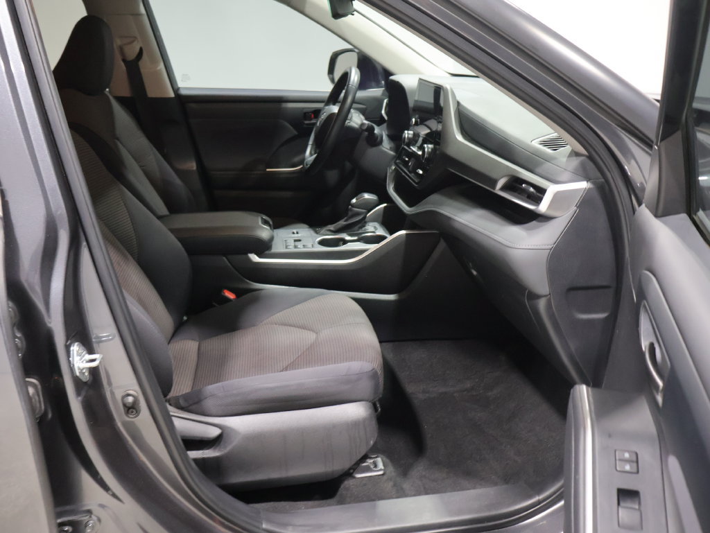 Used 2024 Toyota Highlander LE FWD image 22
