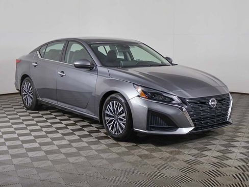 Used 2023 Nissan Altima 2.5 SV w/ SV Premium Package FWD image 2