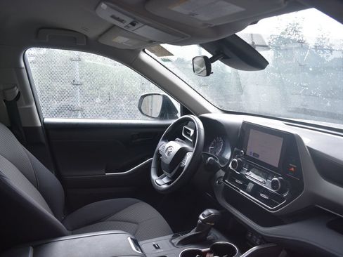 Used 2025 Toyota Highlander LE FWD image 20