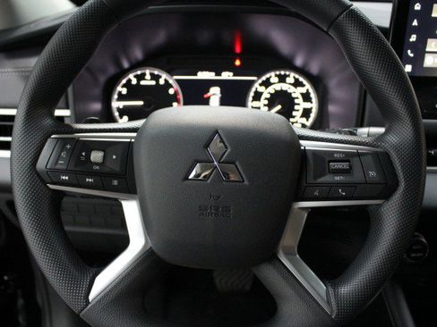New 2025 Mitsubishi Outlander ES image 8