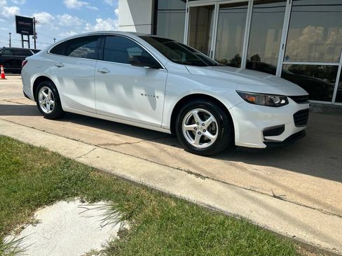 Used 2018 Chevrolet Malibu LS FWD image 2