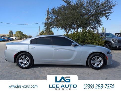 Used 2019 Dodge Charger SXT image 2