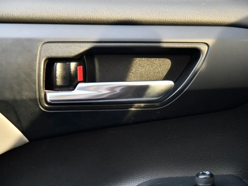 Used 2023 Toyota Highlander XLE image 10