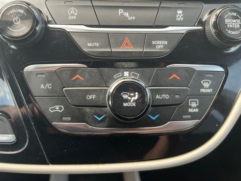 Used 2018 Chrysler Pacifica Touring-L FWD image 22
