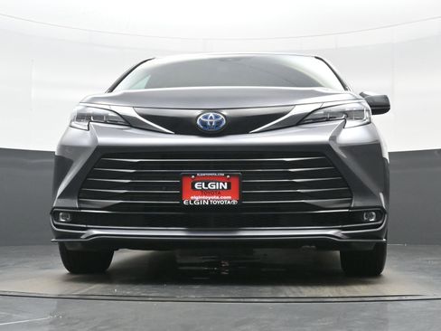 Used 2025 Toyota Sienna XLE FWD image 29