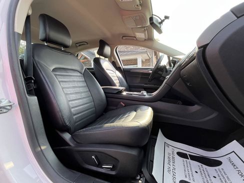 Used 2017 Ford Fusion SE w/ Fusion SE Technology Package FWD image 16