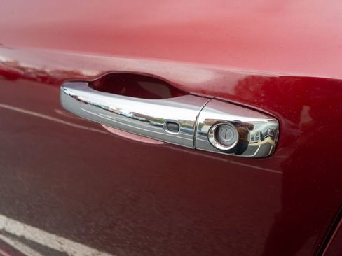 Used 2018 Chrysler 300 Touring L image 9