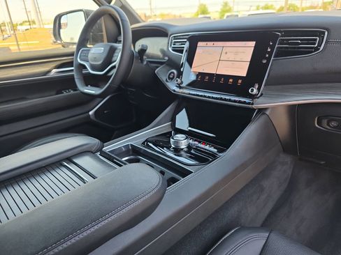 Used 2024 Jeep Wagoneer L Series II w/ Flexible Seating Group RWD image 17