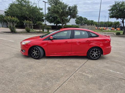 Used 2016 Ford Focus SE w/ SE Sport Package FWD image 2