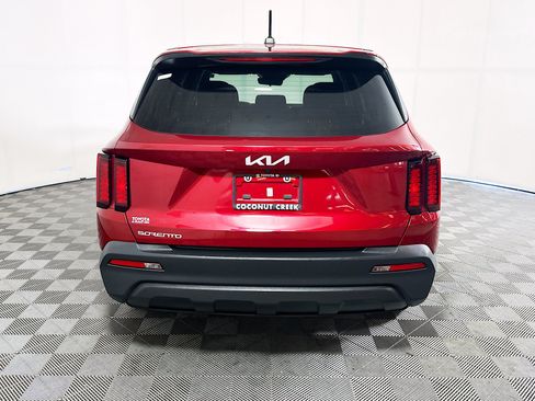 Used 2023 Kia Sorento LX FWD image 4