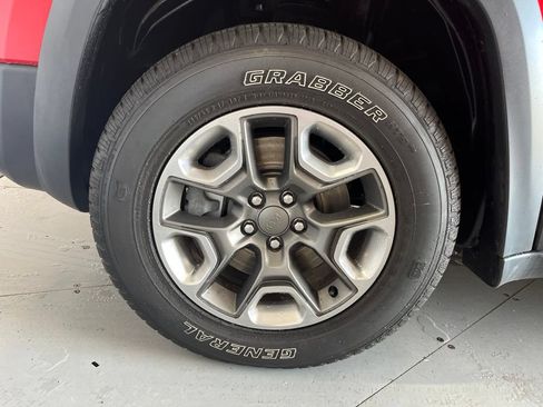 Used 2019 Jeep Cherokee Trailhawk AWD/4WD image 14