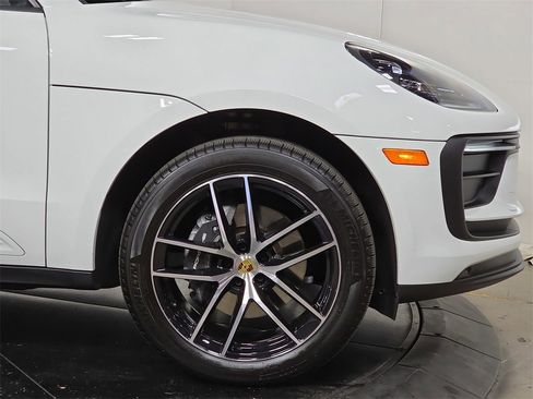 Certified 2025 Porsche Macan image 11