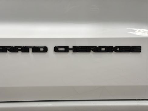 Used 2018 Jeep Grand Cherokee Altitude AWD/4WD image 41