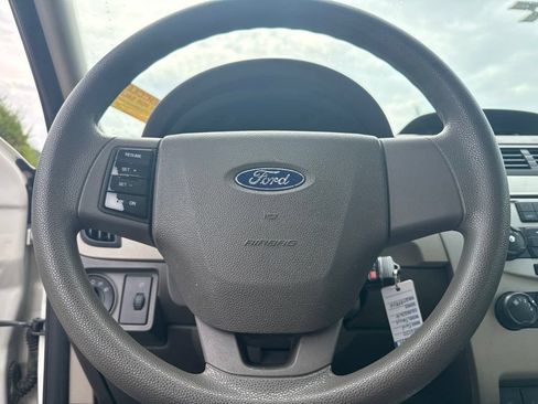 Used 2010 Ford Focus SE FWD image 7
