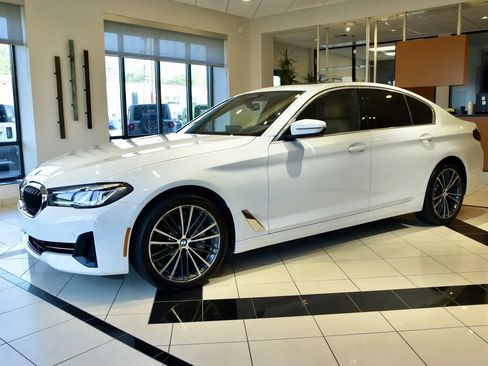 Used 2022 BMW 540i xDrive w/ Premium Package AWD/4WD image 3