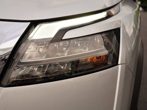 Used 2025 Nissan Pathfinder SV AWD/4WD image 15