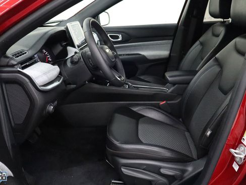 Used 2025 Jeep Compass Latitude image 14