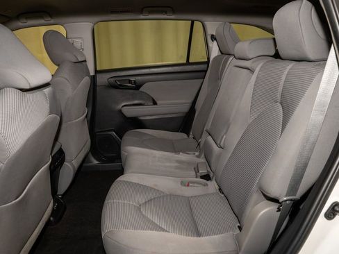 Used 2023 Toyota Highlander LE image 9