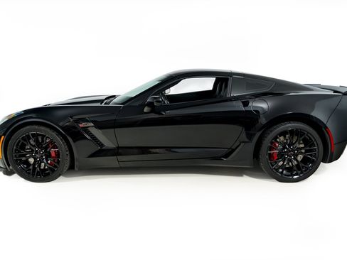 Used 2016 Chevrolet Corvette Z06 w/ 3LZ Preferred Equipment Group RWD image 3