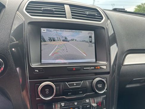 Used 2017 Ford Explorer XLT w/ Equipment Group 202A FWD image 44