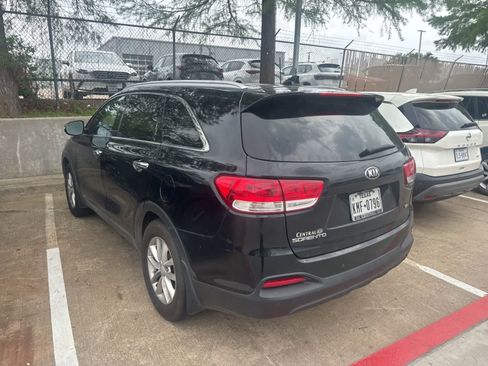 Used 2018 Kia Sorento LX image 4