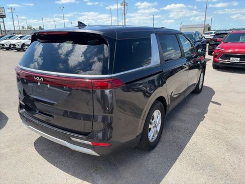 Used 2024 Kia Carnival LX FWD image 6