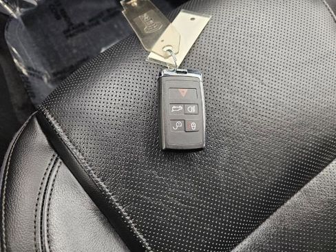 Used 2020 Jaguar E-PACE SE image 23