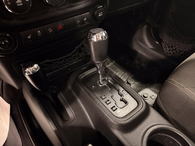 Used 2015 Jeep Wrangler Unlimited Sahara w/ Connectivity Group AWD/4WD image 19