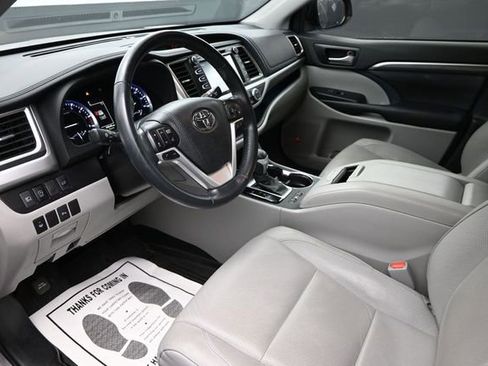 Used 2018 Toyota Highlander Limited AWD/4WD image 16