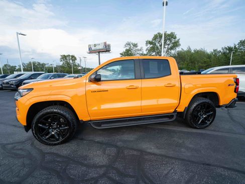 Used 2025 Chevrolet Colorado Z71 w/ Technology Package AWD/4WD image 3