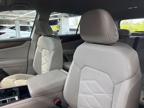 Certified 2024 Volkswagen Atlas SE w/ Black Wheel Package FWD image 14