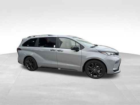 Used 2026 Toyota Sienna XSE FWD image 11