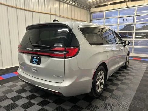 Used 2024 Chrysler Pacifica Limited FWD image 4